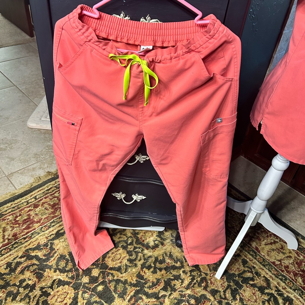 Figs Coral/pink Scrub Set with Lime Drawstring size sm/xs limited edition - Picture 2 of 4